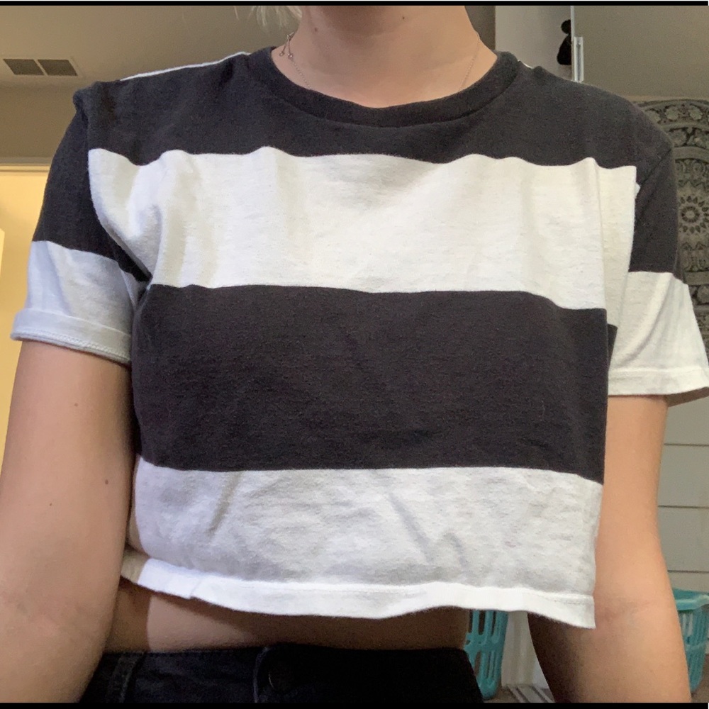 black and white hollister crop top